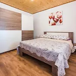 3 Bedroom Gorgeous Apartment In Skradin