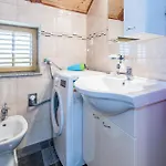 3 Bedroom Gorgeous Apartment In Skradin Apartment