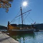 3 Bedroom Gorgeous Apartment In Skradin Apartment