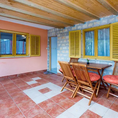 3 Bedroom Gorgeous Apartment In Skradin Apartment