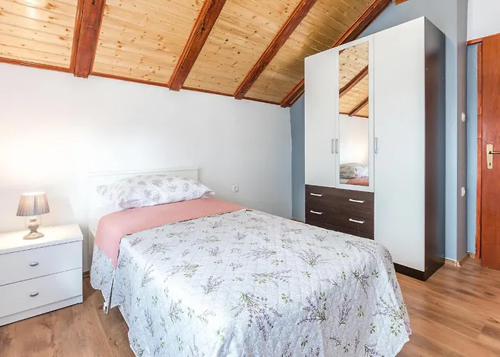 דירה 3 Bedroom Stunning In סקארדין