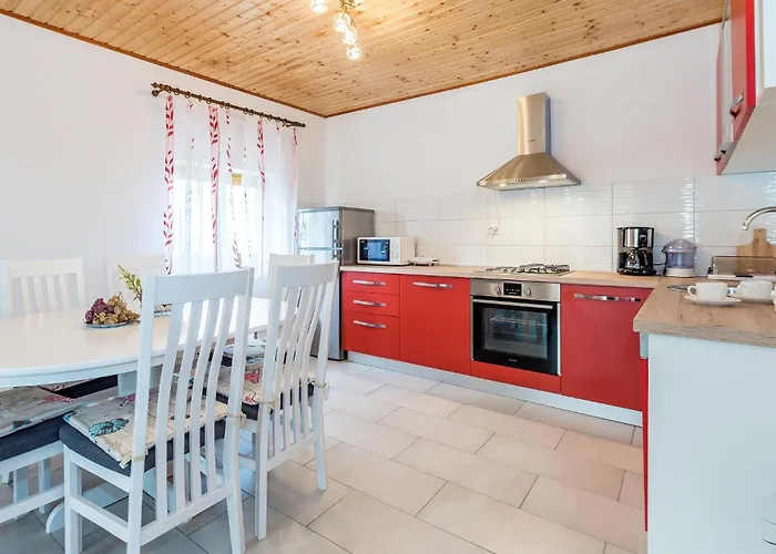 3 Bedroom Stunning In * סקארדין