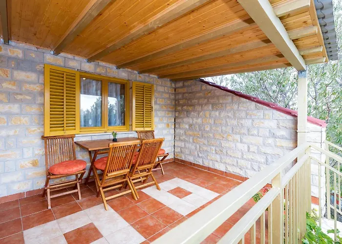 דירה 3 Bedroom Stunning In סקארדין