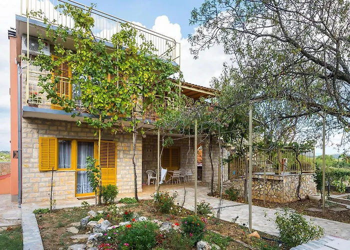 3 Bedroom Stunning In * סקארדין