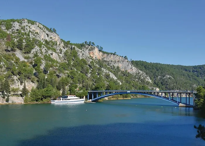 דירה 3 Bedroom Stunning In סקארדין